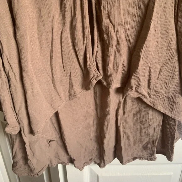 She + Sky Brown Relaxed Ruffled Tunic - Picture 3 of 8